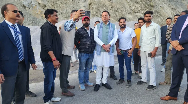 श्रीनगर से सड़क मार्ग से देहरादून लौटते हुए मुख्यमंत्री धामी ने किया राष्ट्रीय राजमार्ग का स्थलीय निरीक्षण